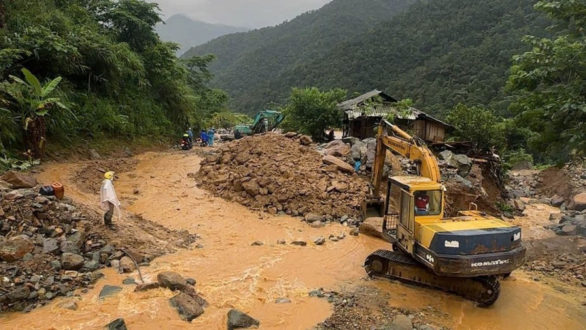 Hàng nghìn vị trí bị sạt taluy dương, sa bồi mặt đường trên các tuyến quốc lộ và đường tỉnh ở Sơn La. Ảnh: Lê Hạnh/VOV Tây Bắc
