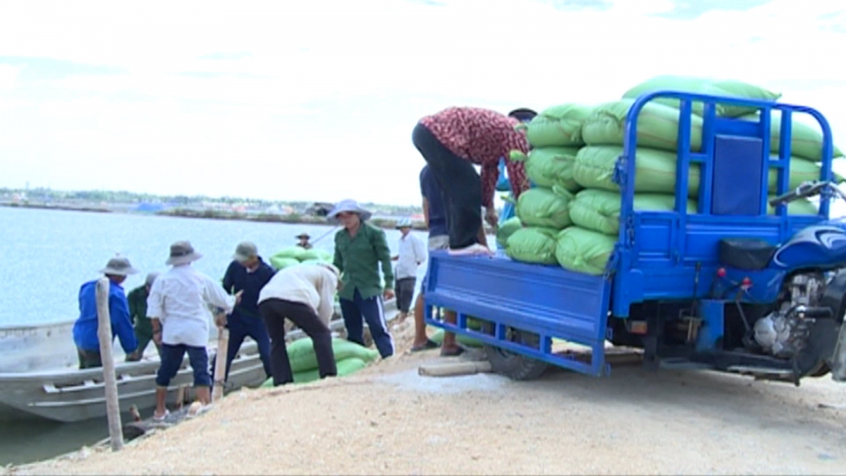 Muối được vận chuyển đi tiêu thụ. Ảnh: CTV Lê Biết/VOV-Tây Nguyên