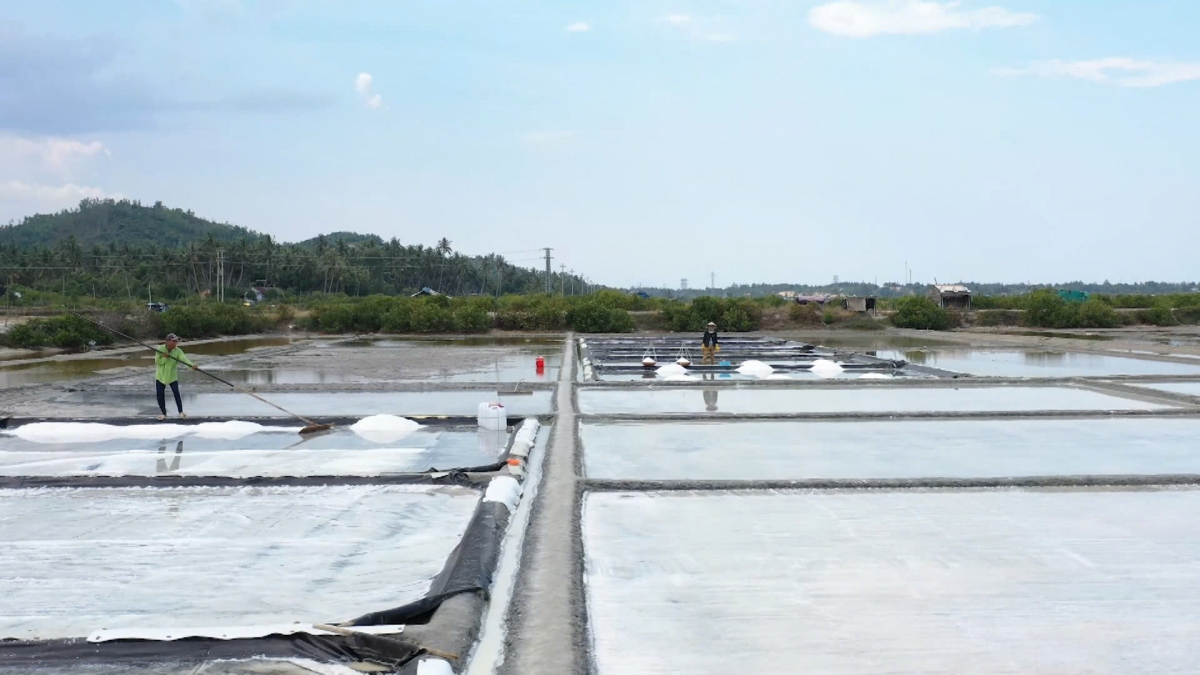 Sản phẩm từ làng nghề muối Tuyết Diêm không chỉ có giá trị về mặt kinh tế, là nguồn thu nhập của diêm dân mà còn là sản phẩm làng nghề được trao truyền qua nhiều thế hệ.​​​​ Ảnh: CTV Lê Biết/VOV-Tây Nguyên