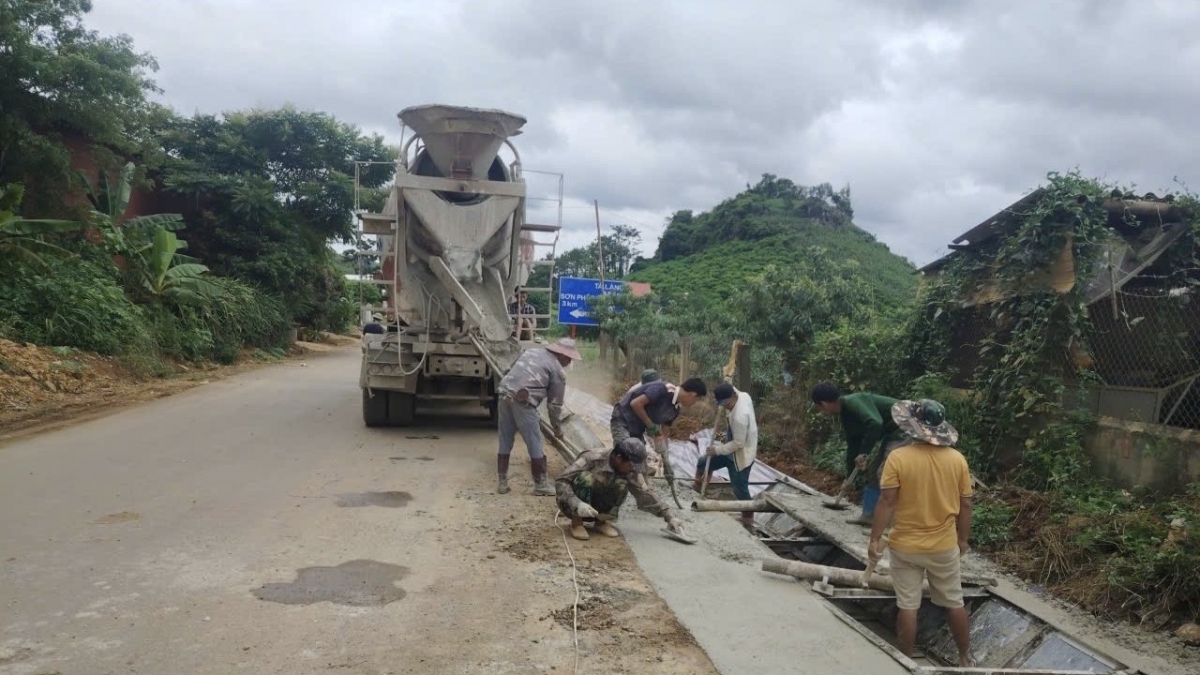 Công tác tu sửa đường giao thông được quan tâm, đảm bảo giao thông an toàn, thông suốt. Ảnh: Lê Hạnh/VOV Tây Bắc