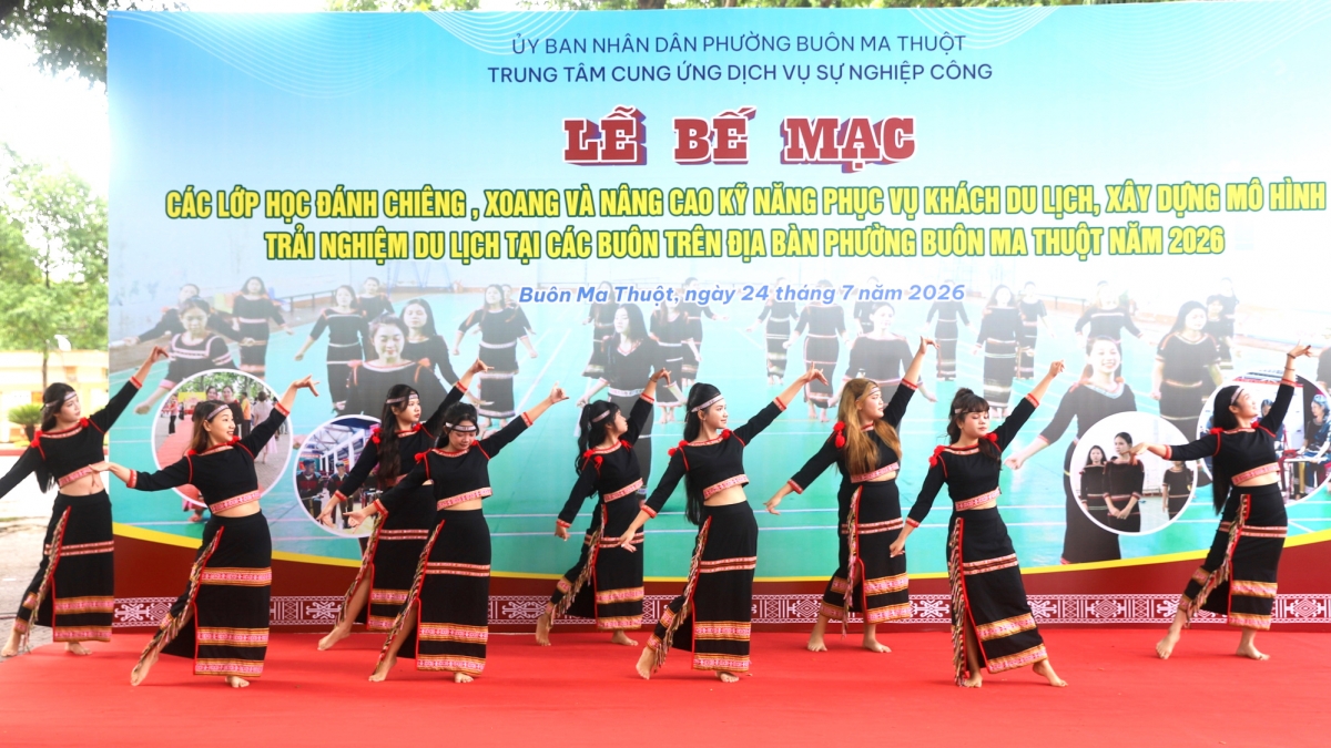 Các học viên biểu diễn báo cáo kết quả lớp học. Ảnh: H Xíu/VOV-Tây Nguyên