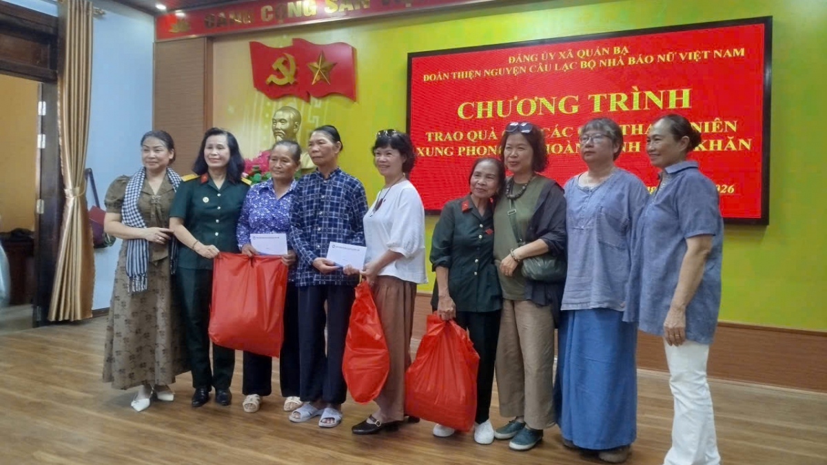 Đại diện CLB Nhà báo nữ Việt Nam trao quà tới các cựu nữ Thanh niên xung phong có hoàn cảnh khó khăn tại xã Quản Bạ, tỉnh Tuyên Quang. Ảnh: Nhân vật cung cấp