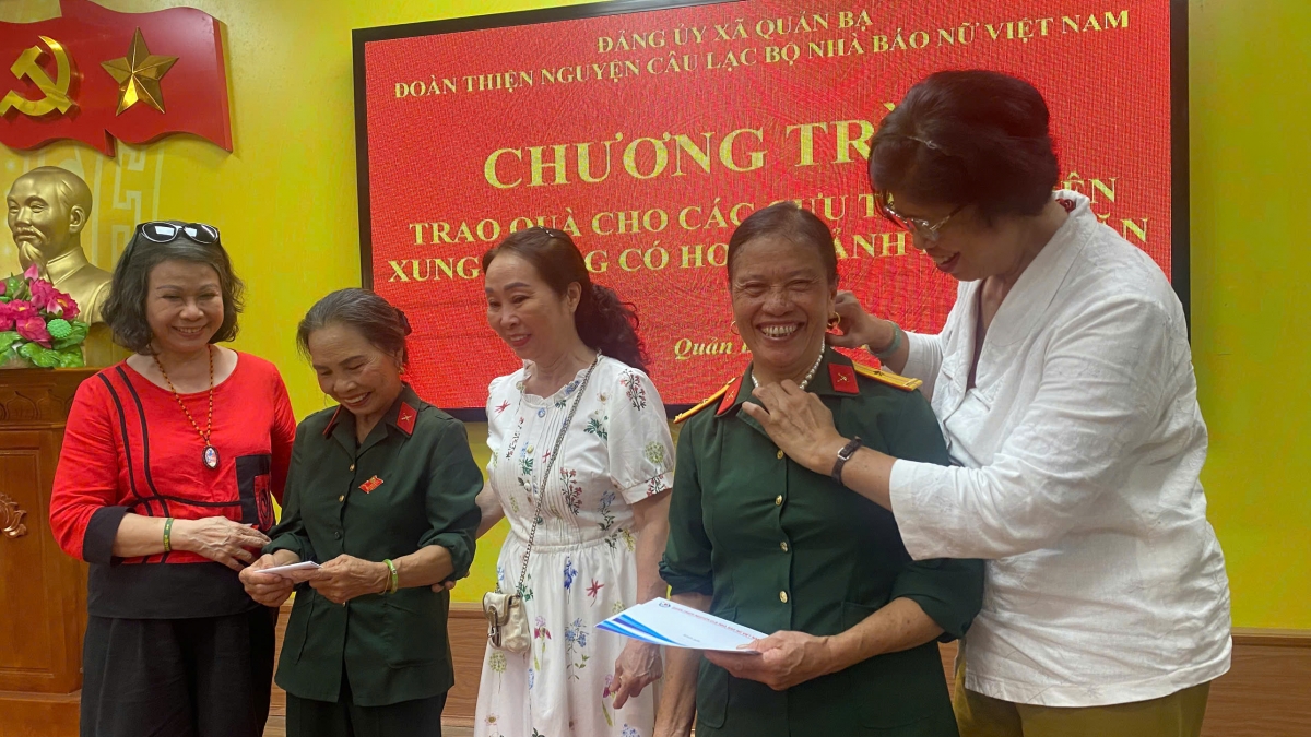 Những nụ cười rạng rỡ của các cựu nữ Thanh niên xung phong khi nhận những phần quà tri ân từ CLB Nhà báo nữ Việt Nam. Ảnh: Nhân vật cung cấp