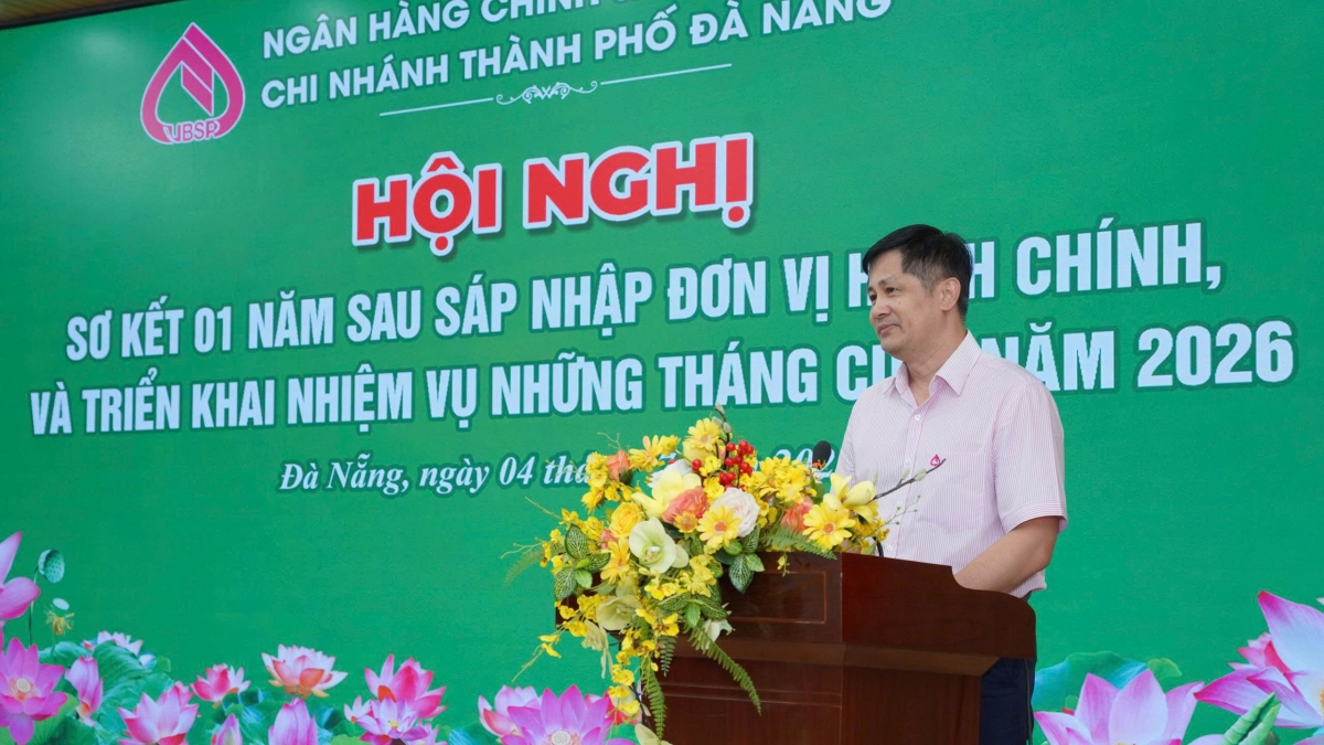Ông Đoàn Ngọc Chung - Giám đốc chi nhánh NHCSXH thành phố Đà Nẵng phát biểu chỉ đạo tại Hội nghị sơ kết một năm sau sáp nhập đơn vị hành chính và sơ kết hoạt động 6 tháng đầu năm 2026 của Chi nhánh.
Ảnh: NHCSXH Đà Nẵng