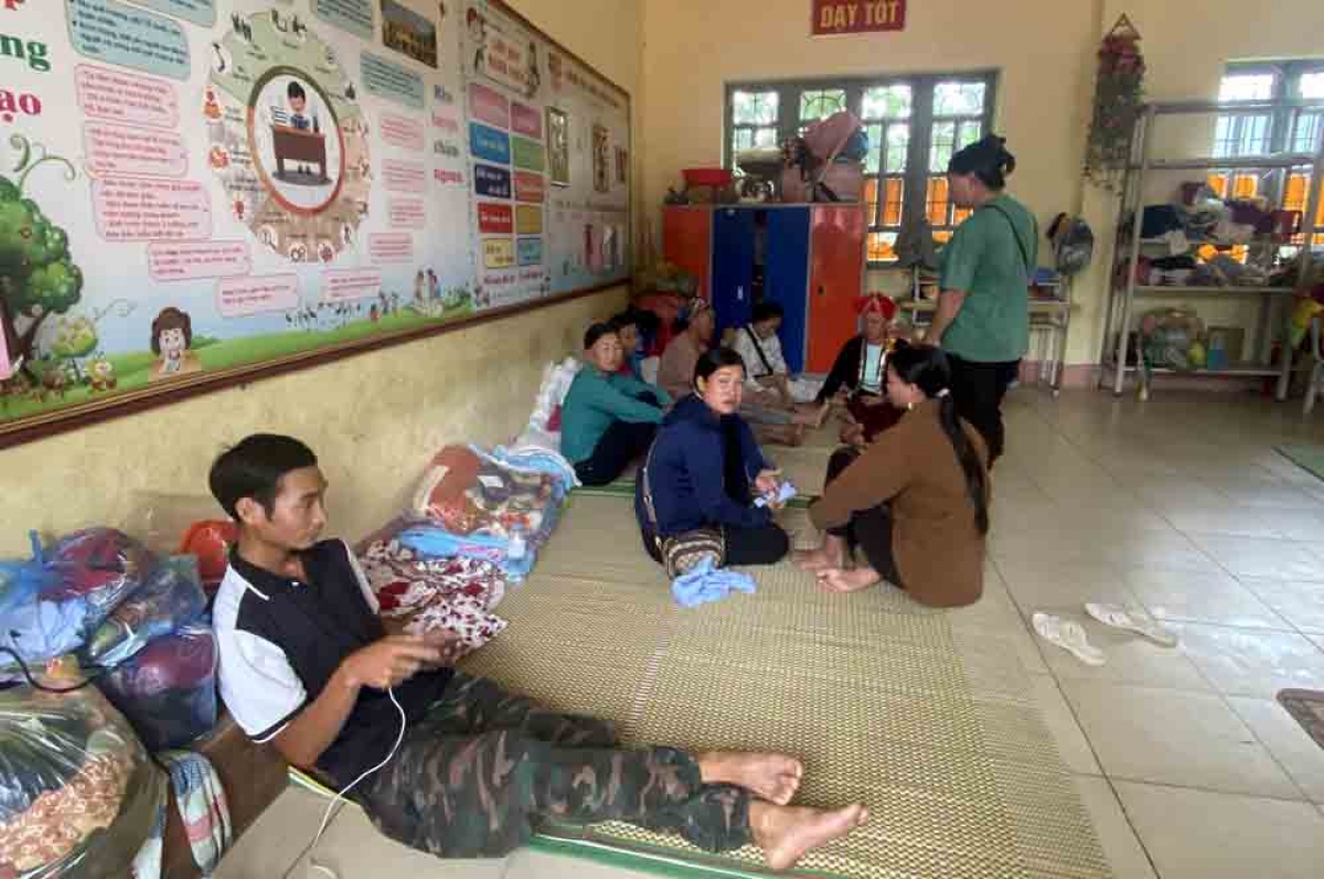Trong số những người sơ tán có hơn 100 nhân khẩu thuộc 24 hộ dân bị mất hoàn toàn nhà cửa, đang chờ địa phương bố trí nơi tái định cư. Những hộ còn lại đều thuộc khu vực có nguy cơ sạt lở rất cao và phải di dời khẩn cấp. Ảnh: Khắc Kiên - An Kiên/VOV Tây Bắc