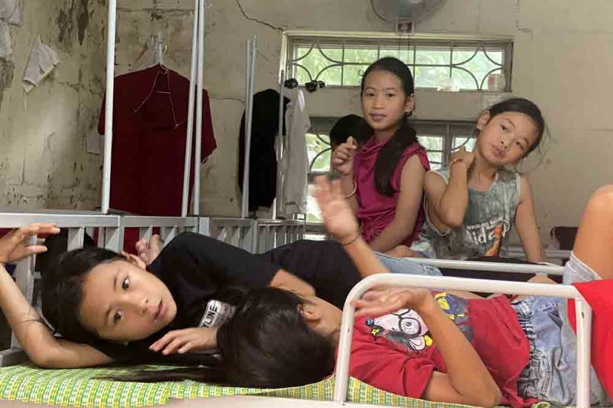 Các phòng học tại những điểm trường ở xã Pắc Ta tạm thời trở thành nơi ở của hàng trăm người dân, trong đó chủ yếu là người già và trẻ nhỏ. Ảnh: Khắc Kiên - An Kiên/VOV Tây Bắc