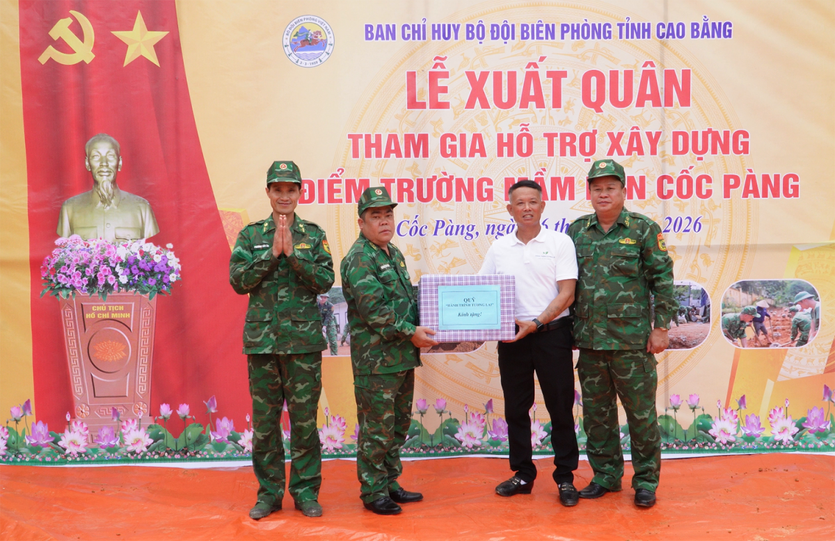 Các đơn vị tặng quà động viên cán bộ chiến sĩ tham gia xây dựng điểm trường Mầm non Cốc Pàng. Ảnh: Duy Thái- Huy Dương/VOV Đông Bắc