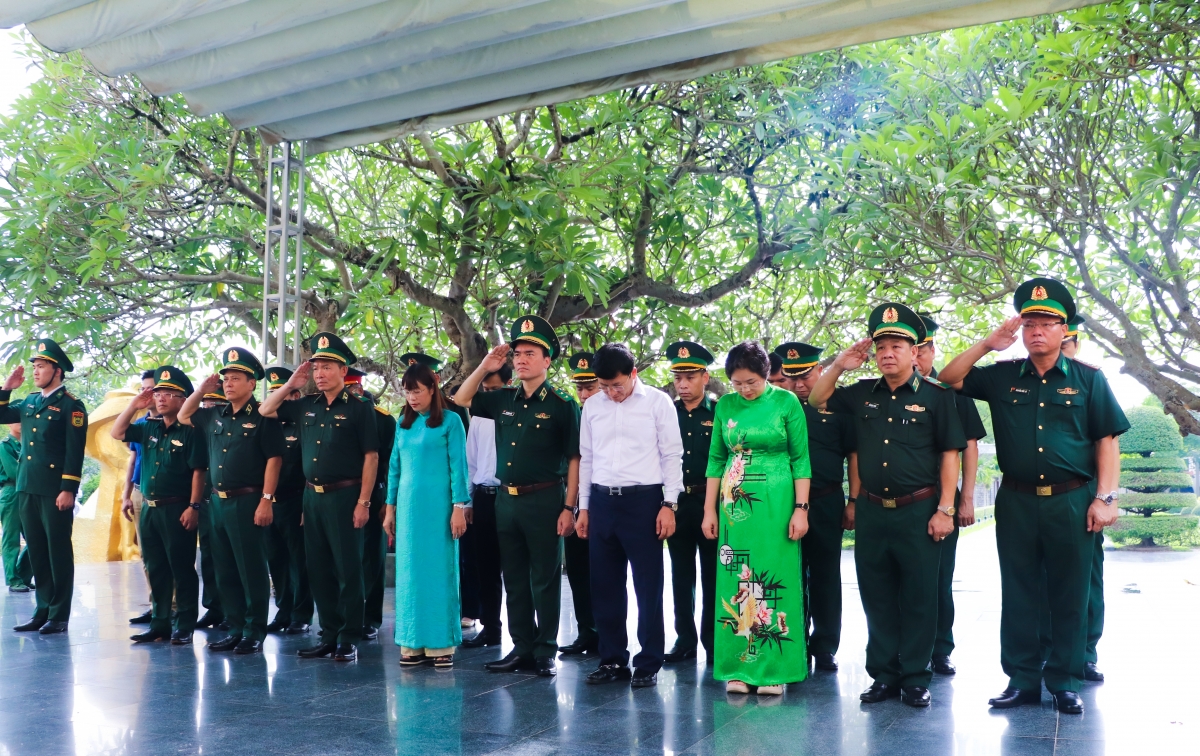 Các đại biểu thành kính tưởng nhớ các Anh hùng Liệt sĩ - Ảnh: Chiến Khu/
