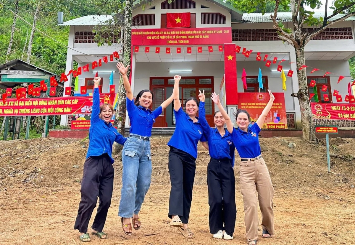 Alăng Thị Lan (thứ 2 bên trái qua) luôn nhiệt huyết trong mọi hoạt động ở địa phương
 