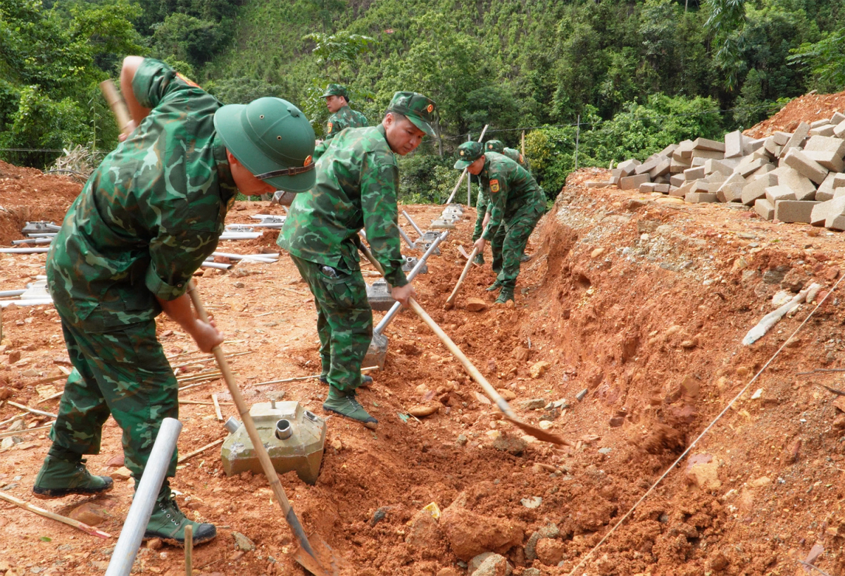 Mỗi viên gạch, mỗi ngày công lao động mà cán bộ, chiến sĩ đóng góp không chỉ mang giá trị vật chất, mà còn chứa đựng tình cảm, trách nhiệm và tấm lòng của người lính quân hàm xanh dành cho sự nghiệp “trồng người” nơi biên cương Tổ quốc. Ảnh: Duy Thái-Huy Dương/VOV Đông Bắc