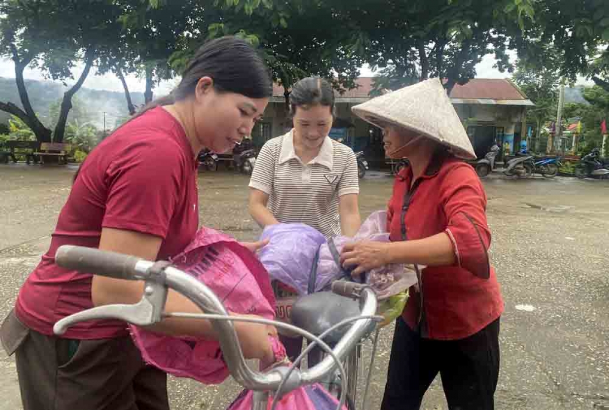 Những đóng góp nhỏ từ các tổ chức, cá nhân và người dân địa phương góp lại thành nguồn lương thực đủ đầy để duy trì những bếp ăn suốt nhiều ngày qua. Ảnh: Khắc Kiên - An Kiên/VOV Tây Bắc