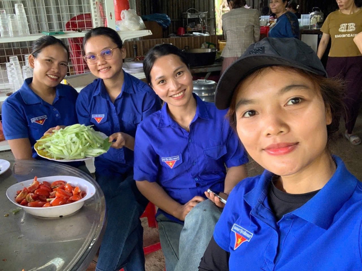 Alăng Thị Lan (thứ 2 từ bên phải) trong chiến dịch Tiếp sức mùa thi năm 2026
 