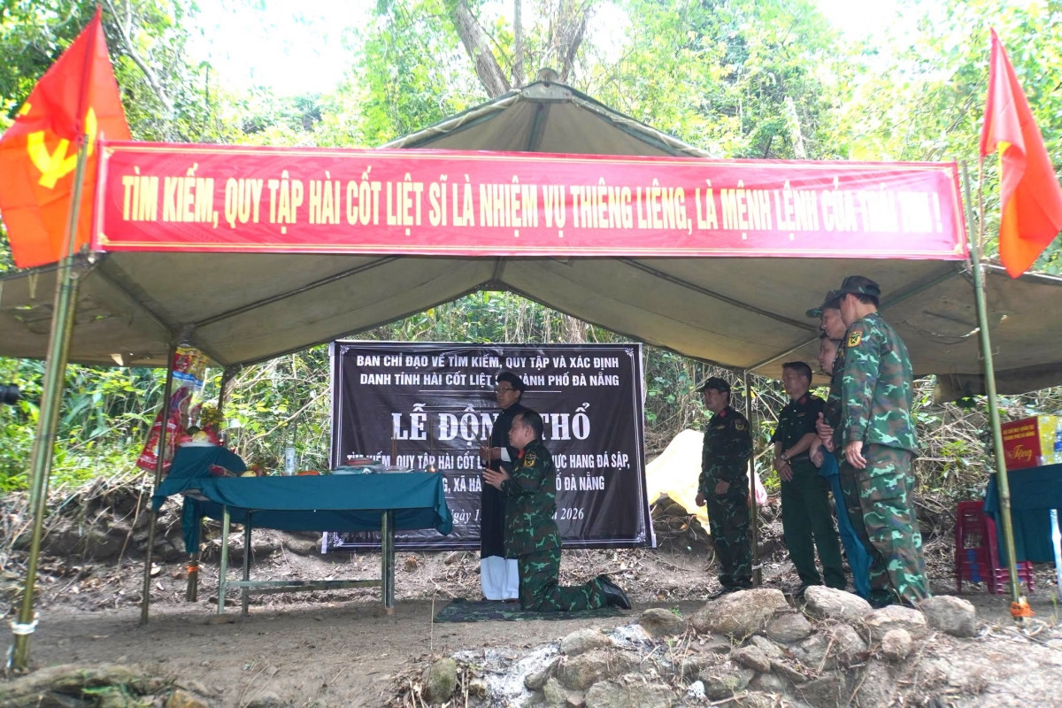 Ban Chỉ đạo về tìm kiếm, quy tập và xác định danh tính hài cốt liệt sĩ thành phố tổ chức lễ động thổ tìm kiếm tại khu vực Hang Đá Sập. Ảnh: ĐVCC