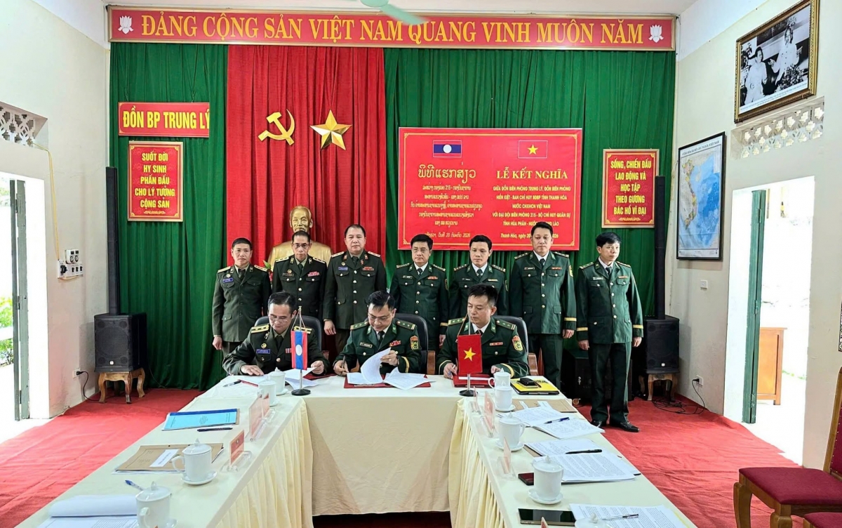 Lực lượng bảo vệ biên giới hai nước tham gia lễ ký kết (Ảnh: Hải Chuyền)
