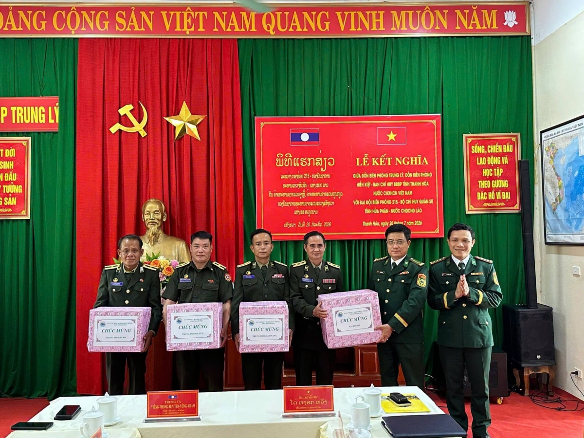 Đại diện BCH BĐBP Thanh Hóa tặng quà cho các đơn vị thuộc Đại đội Biên phòng 215- Lào 
(Ảnh: Hải Chuyền)
