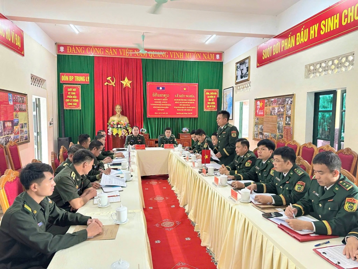 Đại tá Đỗ Ngọc Vĩnh, Chỉ huy trưởng BCH BĐBP tỉnh Thanh Hóa; Trung tá Viêng Thong Bun Thạ Vông Khăm, Phó Chỉ huy trưởng BCHQS tỉnh Hủa Phăn đồng chủ trì buổi lễ (Ảnh: Hải Chuyền)