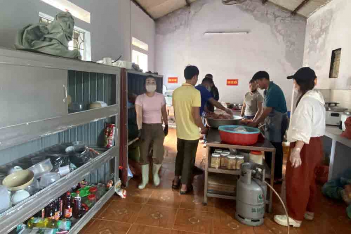 Bếp ăn nghĩa tình được dựng lên ngay trong khuôn viên trường học. Từ sáng sớm đến tối muộn, cán bộ, giáo viên, đoàn viên, hội viên phụ nữ và người dân thay nhau nhóm lửa, chuẩn bị từng bữa cơm cho bà con vùng lũ. Ảnh: Khắc Kiên - An Kiên/VOV Tây Bắc