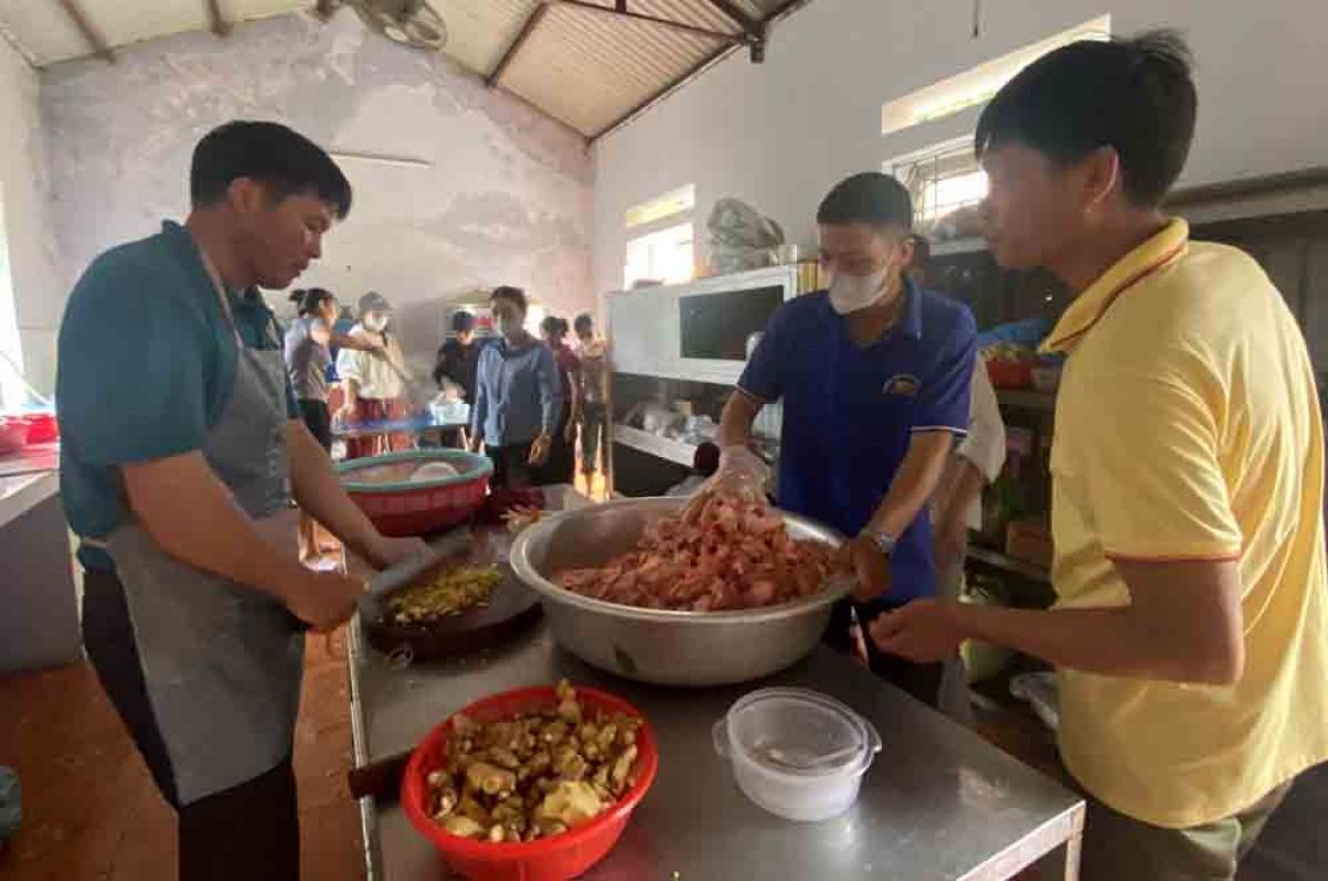 Mỗi người một việc, tất cả đều mong người dân vùng lũ có được những bữa cơm đủ đầy giữa lúc hoạn nạn.
 Ảnh: Khắc Kiên - An Kiên/VOV Tây Bắc