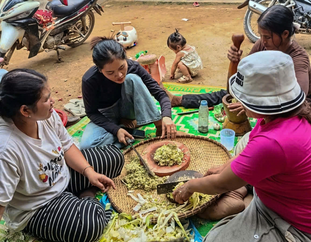 
'Nhot kơdret ju, tơmam xa ƀônh hiôk, juăt jue lơ̆m 'măng sŏng xa kơ bơngai Xơ Đăng