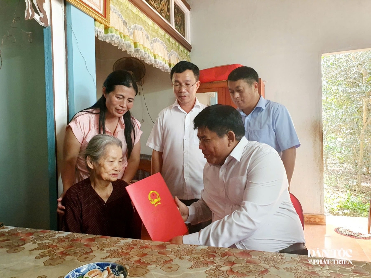 Thứ Trưởng Y Thông cùng đoàn công tác của Bộ Dân tộc và Tôn giáo thăm, tặng quà Mẹ Việt Nam anh hùng Lê Thị Mót. Ảnh: Phạm Tiến
