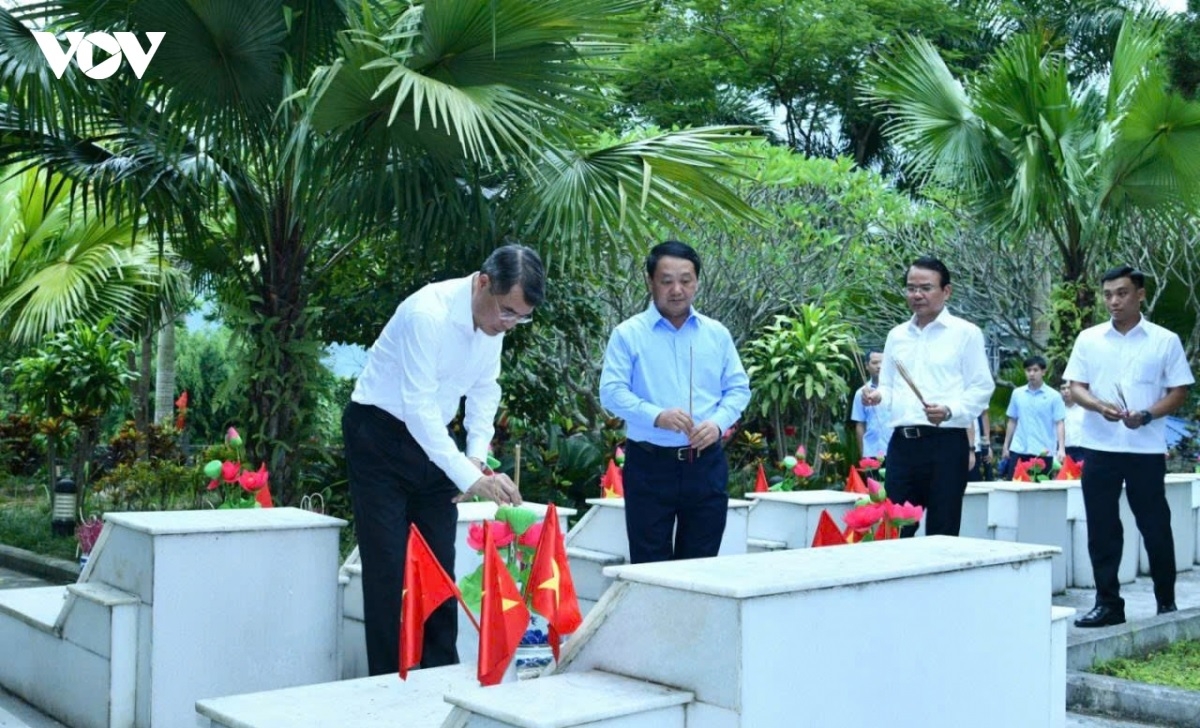 
Thủ tướng Lê Minh Hưng kŭp yom soh nhang tơ̆ pơsat linh lôch tang