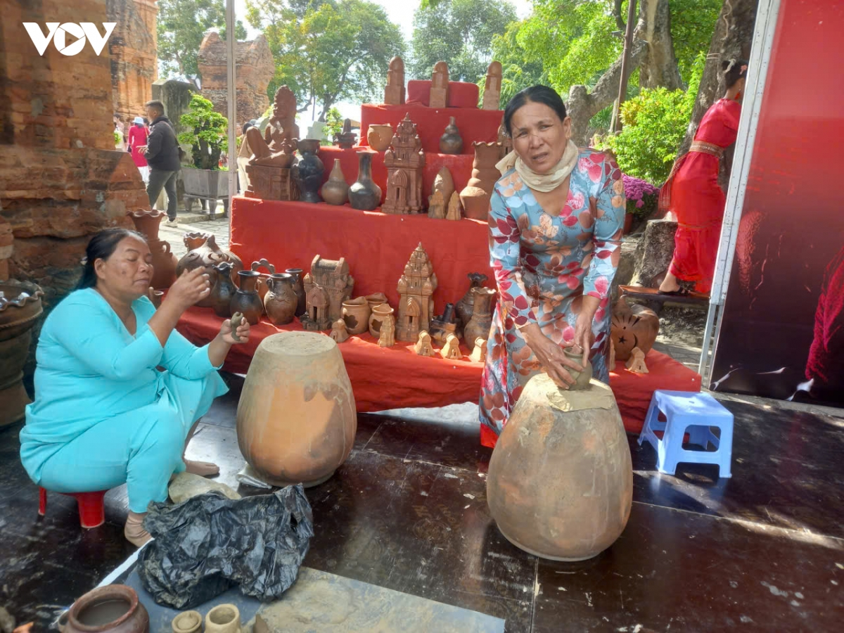 Urang nghe nhan Cam parang iek nghe thuat ngak lan bhap bini