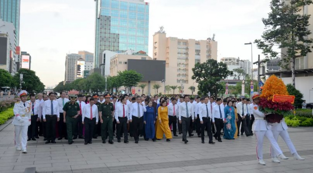 Ƀôn prong Hồ Chí Minh ba bơnga kơ Khua mir sir Hồ Chí Minh ƀrô hơdor 50 thun mă anăn Wa