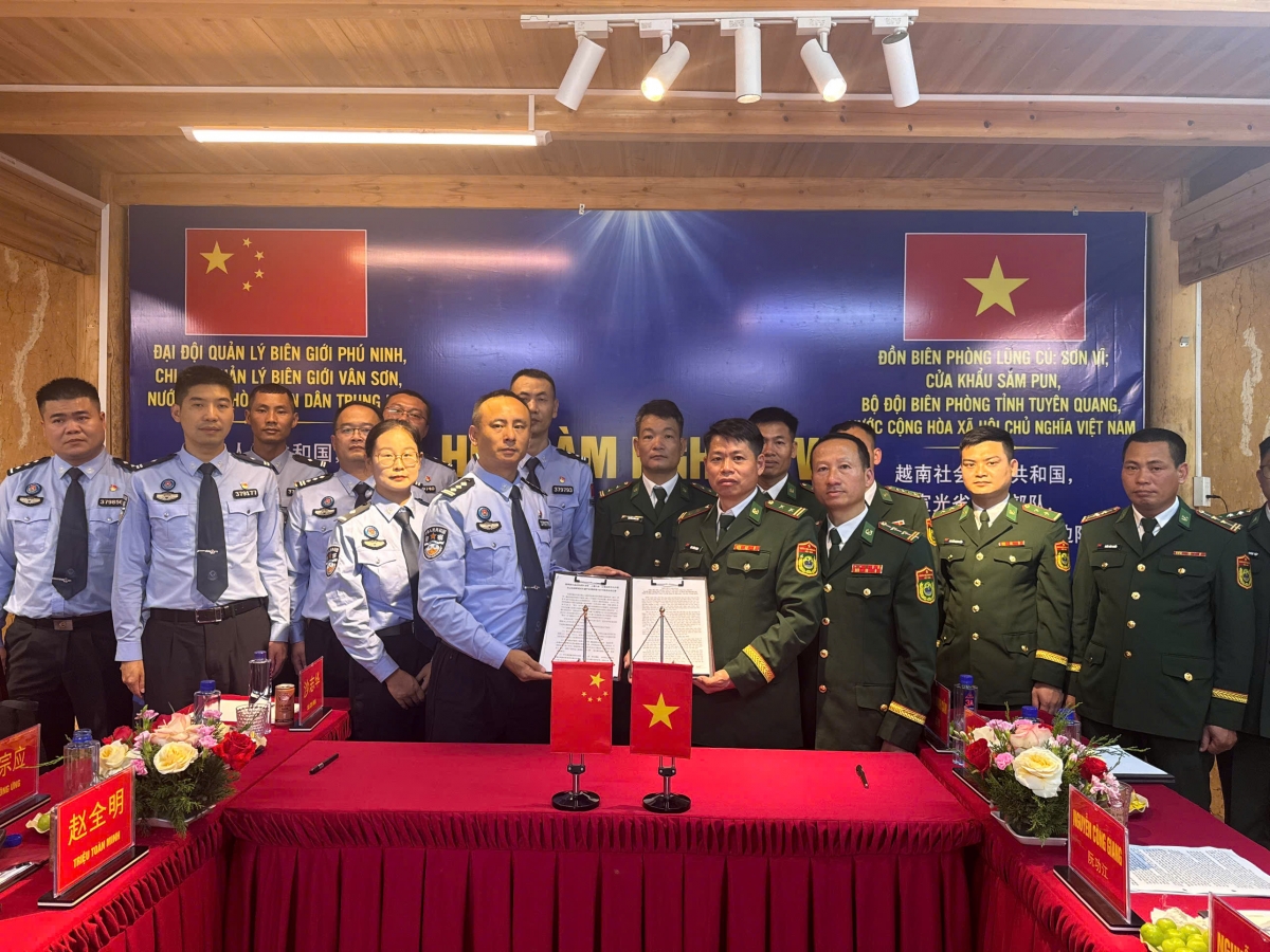 Trưởng đoàn Hai bên ký kết biên bản hội đàm (Ảnh: Minh Trung)