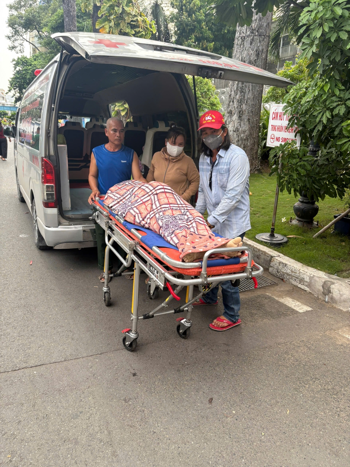 Anh Lê Hữu Hòa đón một bệnh nhân nghèo không qua khỏi khi điều trị tại bệnh viện Chợ Rẫy TP. HCM