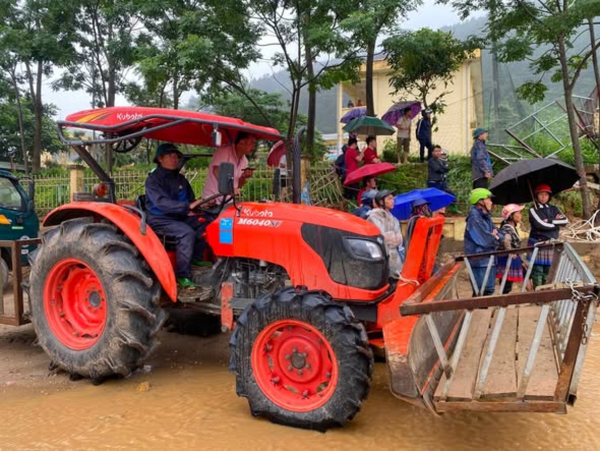 Anh Phan Văn Hoan cùng chiếc máy cày Kubota 60 mã lực túc trực tại khu vực điểm trường đội 11,
Trường Tiểu học Phúc Than (Ảnh: VOV Tây Bắc)