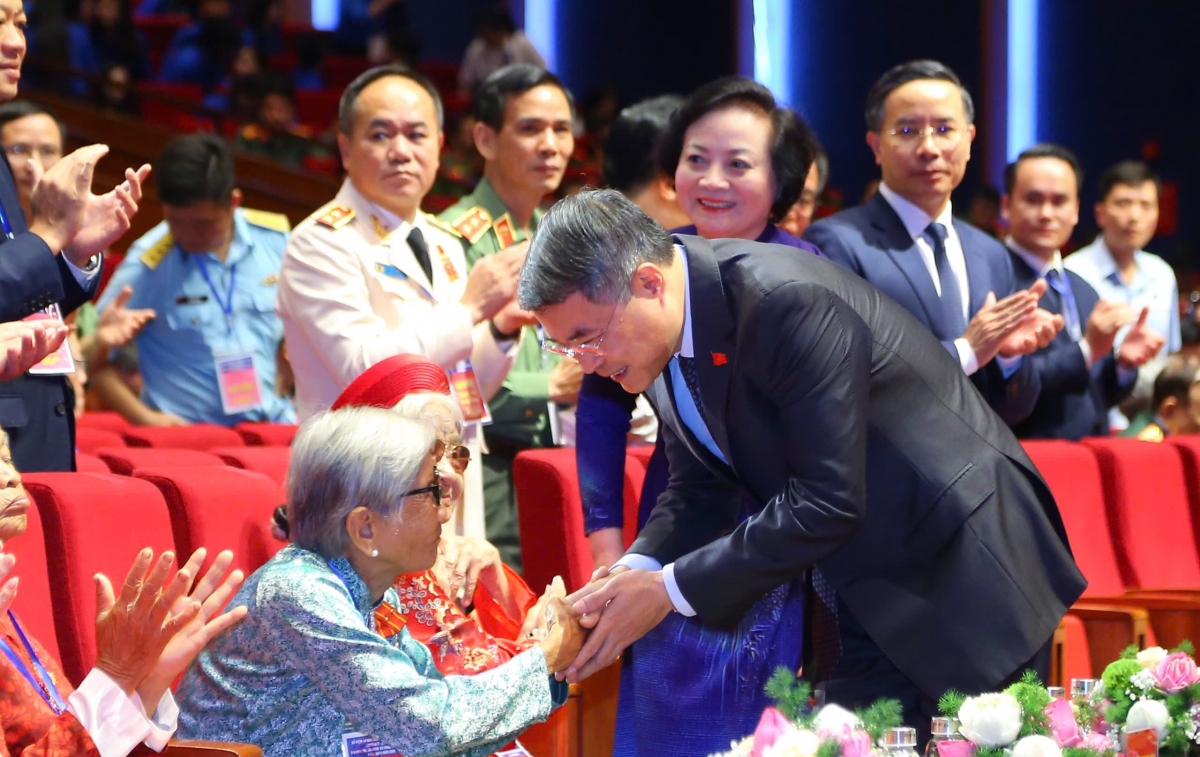 Khua dêh čar ơi Lê Minh Hưng nao jơnum hrŏm hơdor tơngia kơ mơnuih ngă hơkrŭ