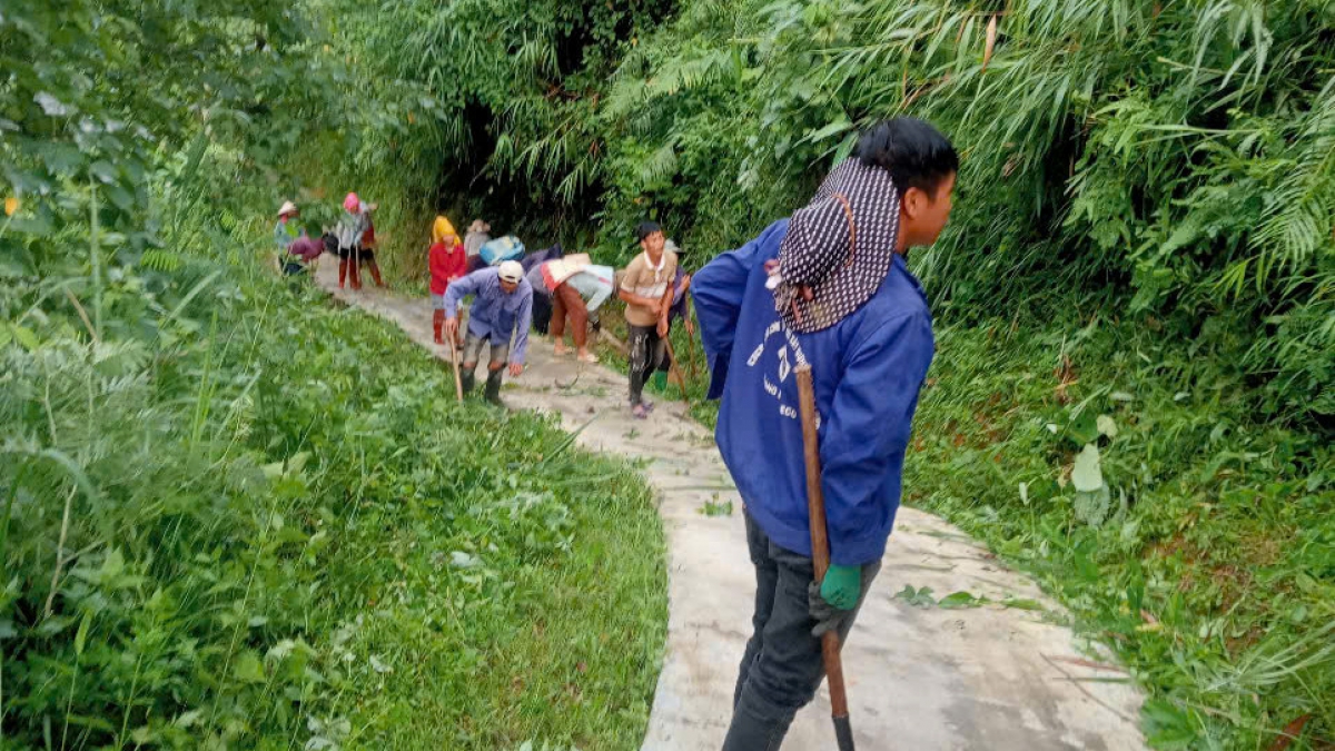 Bà con thôn Cang Dông phát quang giao thông liên thôn đón mùa mưa bão - Ảnh: Thừa Xuân.