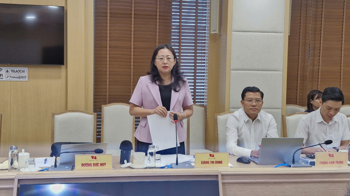 Bà Giàng Thị Dung, Phó Bí thư Tỉnh ủy Lào Cai báo cáo các nội dung liên quan chuyển đổi số của địa phương. Ảnh: Thừa Xuân