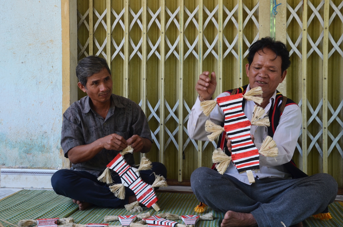 Nghệ nhân Nhân dân Hồ Ngọc An (bên phải), ở xã Trà Bồng luôn trăn trở việc gìn giữ, bảo tồn văn hóa truyền thống dân tộc Cor. Ảnh: Thành Long/VOV- miền Trung
