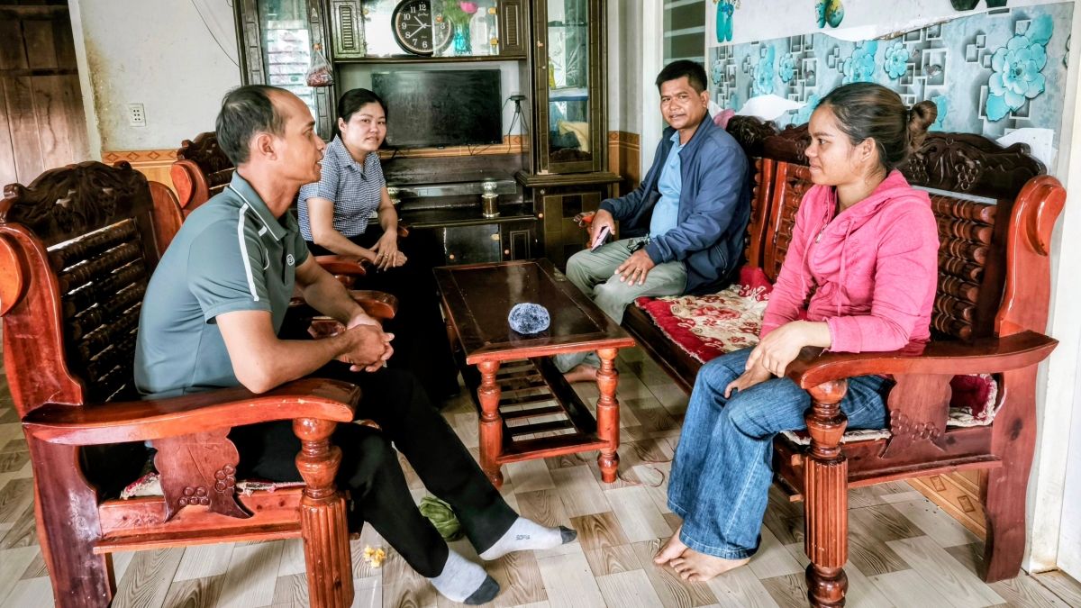 Bí thư Chi bộ và Buôn trưởng buôn Hwiê, phường Ea Kao tuyên truyền, vận động người dân đồng thuận với phương án sắp xếp, sáp nhập buôn - Ảnh: Nam Trang