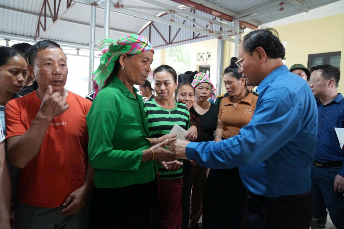 Bí thư Tỉnh ủy Lai Châu thăm hỏi, động viên các hộ gia đình bị thiệt hại trong đợt lũ vừa qua. Ảnh: Khắc Kiên/VOV Tây Bắc