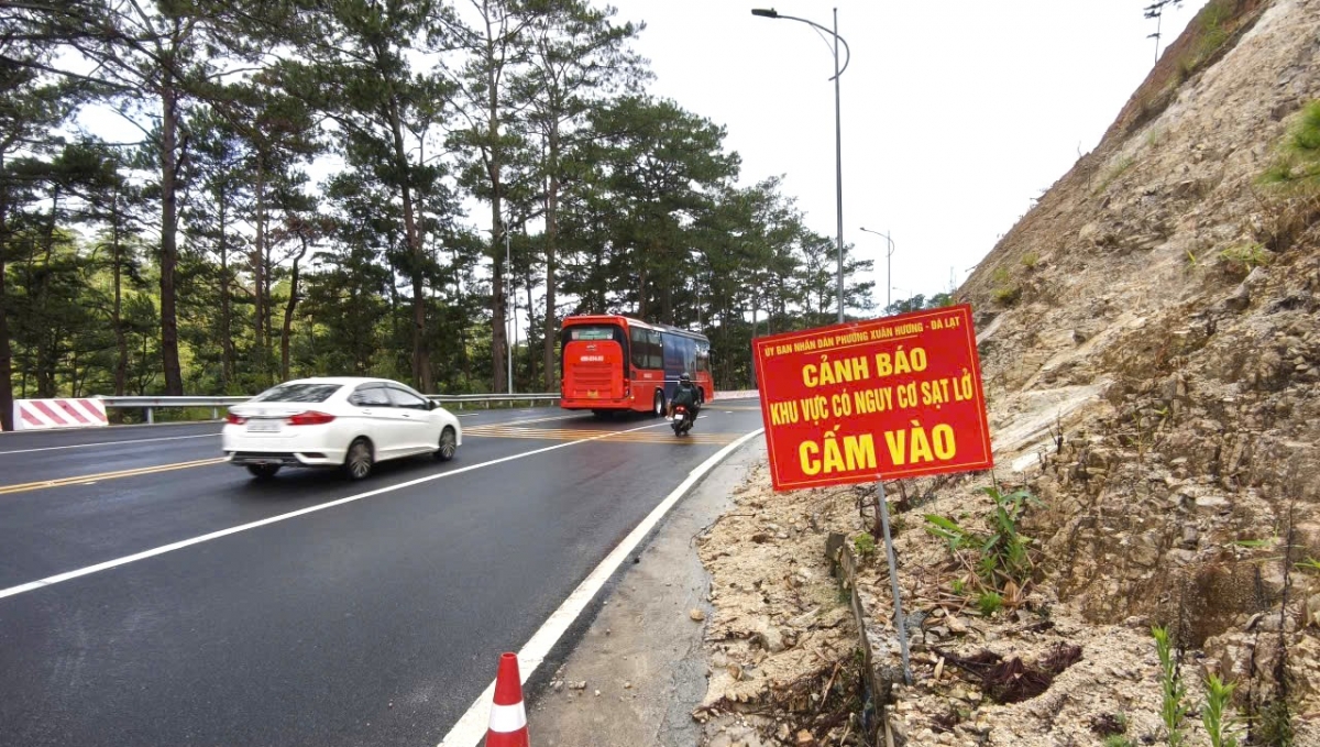 Biển cảnh báo các phương tiện đi qua điểm sạt lở đất đá trên đèo Prenn. Ảnh: Nguyễn Khoa Điềm