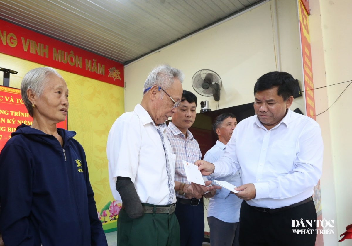 Ông Y Thông, Thứ trưởng Bộ Dân tộc và Tôn giáo tặng quà cho thương, bệnh binh ở Quảng Trị. Ảnh: Phạm Tiến