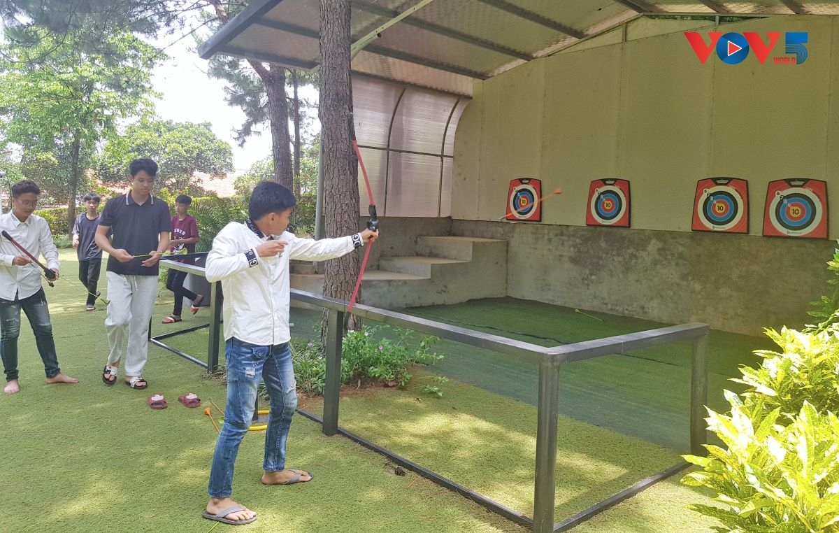 Các em học sinh tham quan và vui chơi, trải nghiệm. Ảnh: Ngọc Anh/VOV5