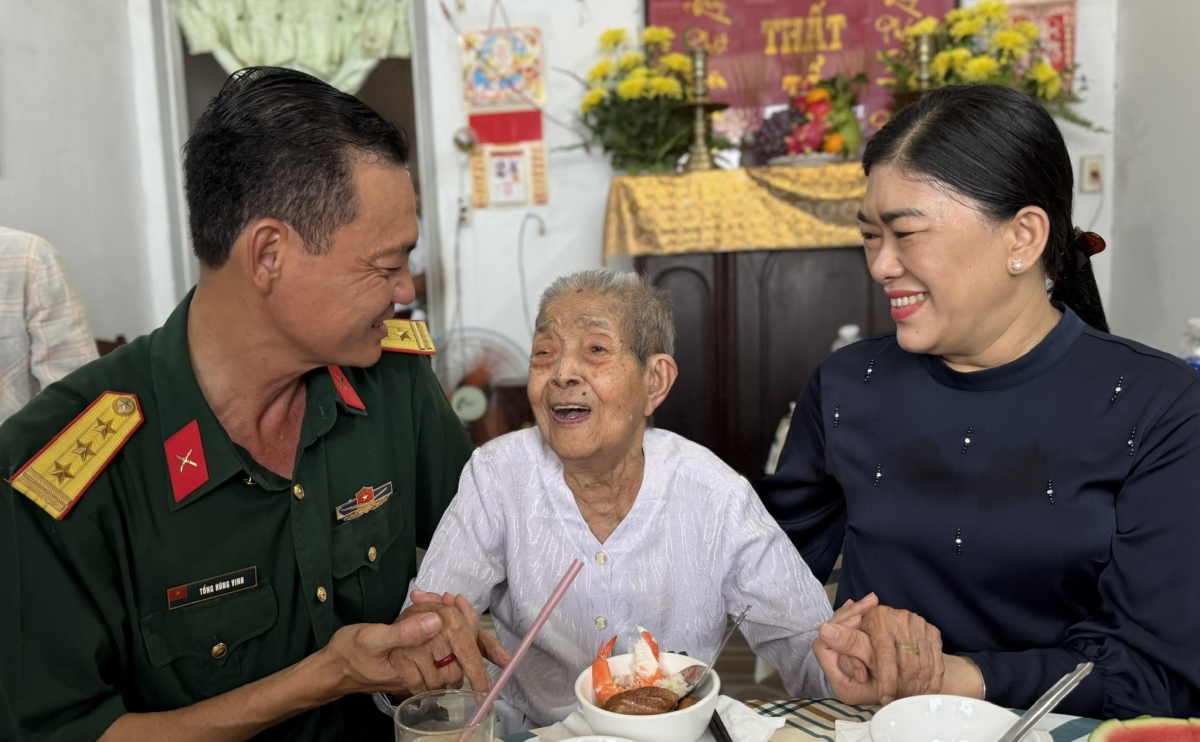 Bữa cơm giản dị mà đầy ắp nghĩa tình tại nhà Bà Mẹ Việt Nam anh hùng Nguyễn Thị Lành