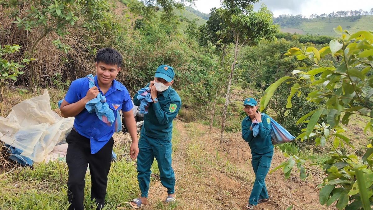  Ơruh pơnu mờ ling klàng làng bol sàh Tu Mơ Rông jun ntrờn phơng sih tơmŭt tàm kơnhoàl ù tiah tam kơphê làng bol dê