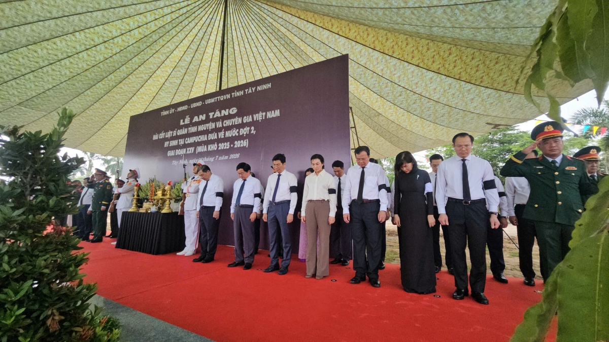 Các đại biểu dành phút mặc niệm, tưởng nhớ các liệt sĩ hy sinh tại Campuchia (Ảnh: Nguyễn Quang)