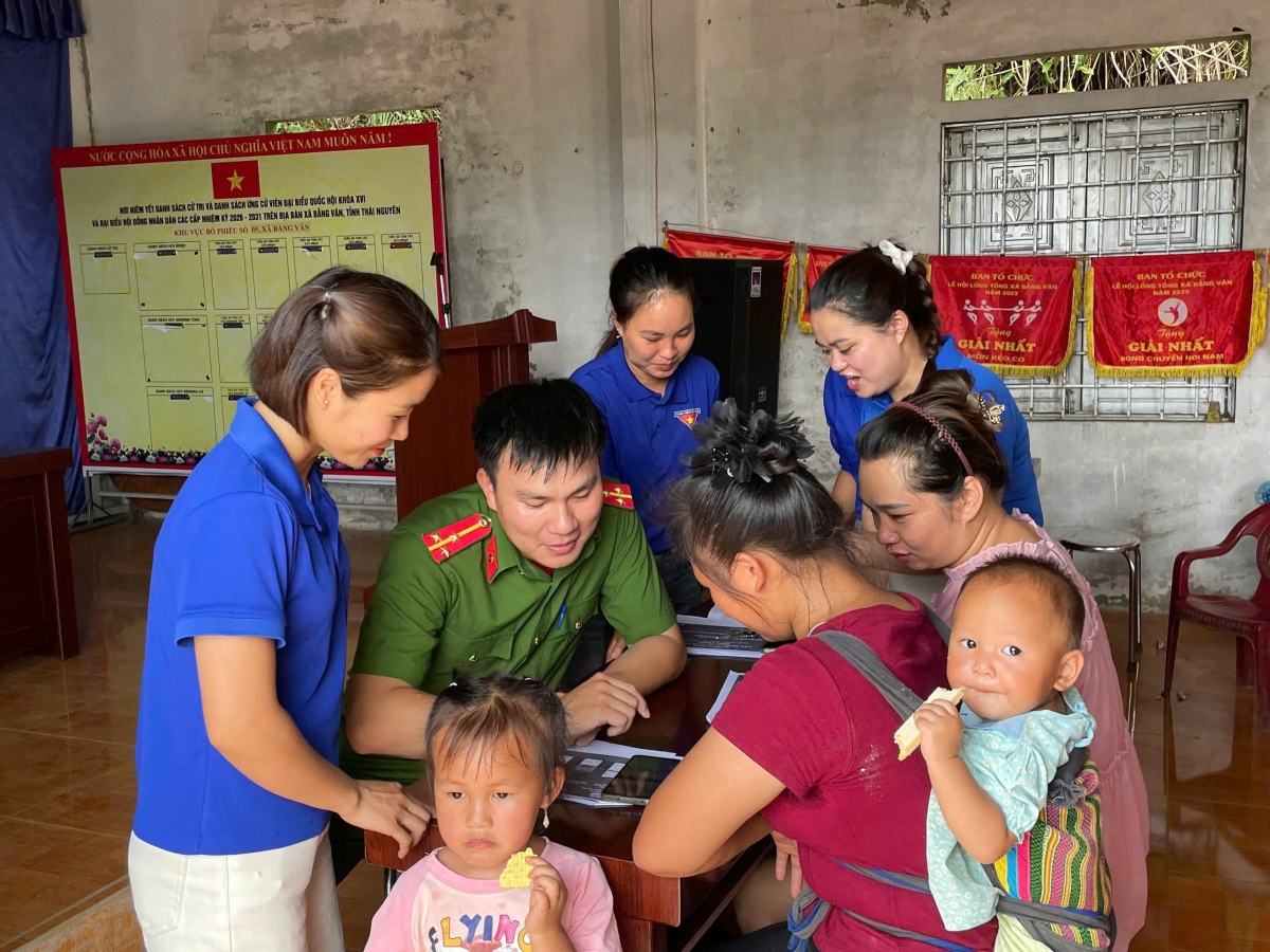 Lực lượng Công an là nòng cốt trong hỗ trợ người dân cài đặt, sử dụng VNeID. Ảnh: Công Luận-Thuý Kiều/VOV Đông Bắc