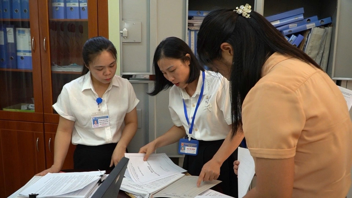 Cán bộ, công chức tỉnh Thái Nguyên phối hợp rà soát, đối chiếu hồ sơ, dữ liệu nhằm bảo đảm tính chính xác trong quá trình số hóa tài liệu và xây dựng cơ sở dữ liệu phục vụ chuyển đổi số. Ảnh: CTV Triệu Thuần/CQTT Đông Bắc