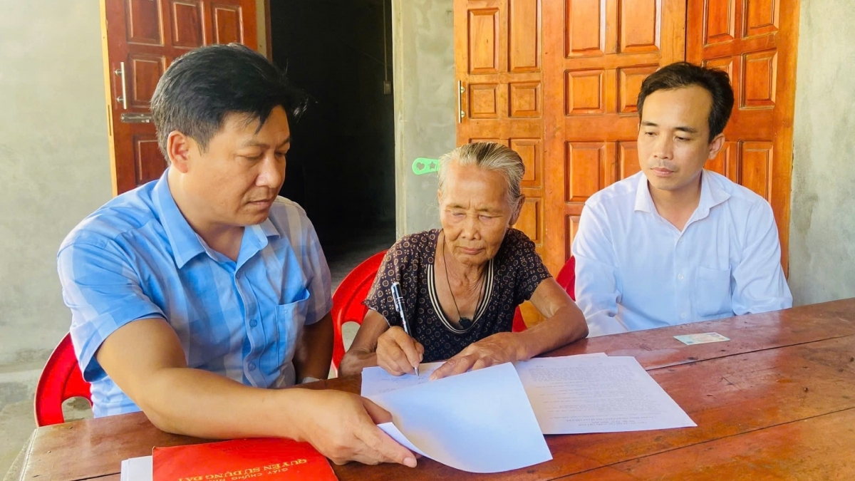 Cán bộ Trung tâm phục vụ hành chính công về tận nhà hỗ trợ người yếu thế thực hiện các thủ tục hành chính
Ảnh: Thanh Hiếu.