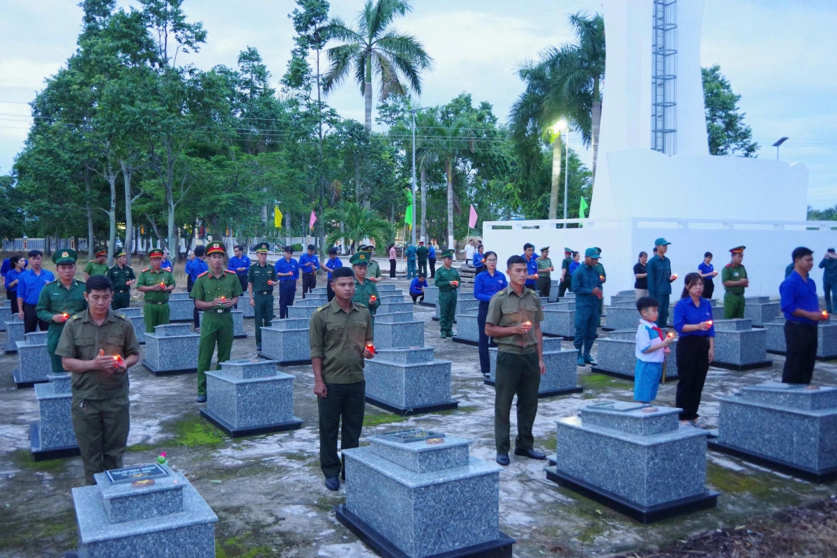 Lễ thắp nến tri ân tại nghĩa trang liệt sĩ Trần Đề - Ảnh: ĐVCC.