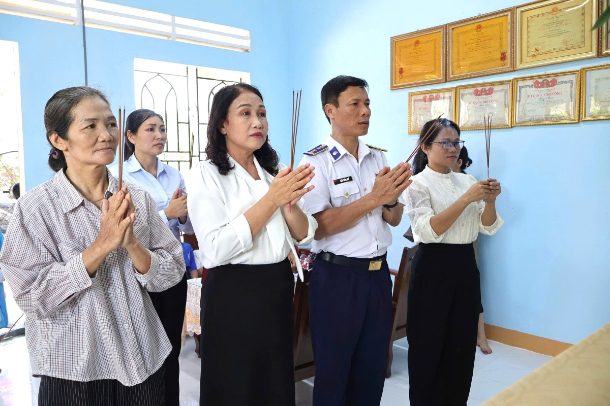 Dân hương các anh hùng liệt sĩ.