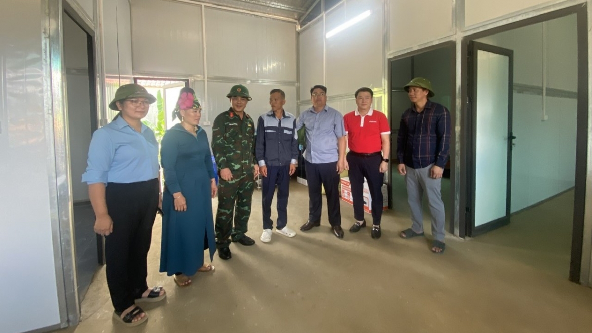 Cấp ủy, chính quyền địa phương và các lực lượng thăm hỏi, động viên các gia đình. Ảnh: Khắc Kiên.