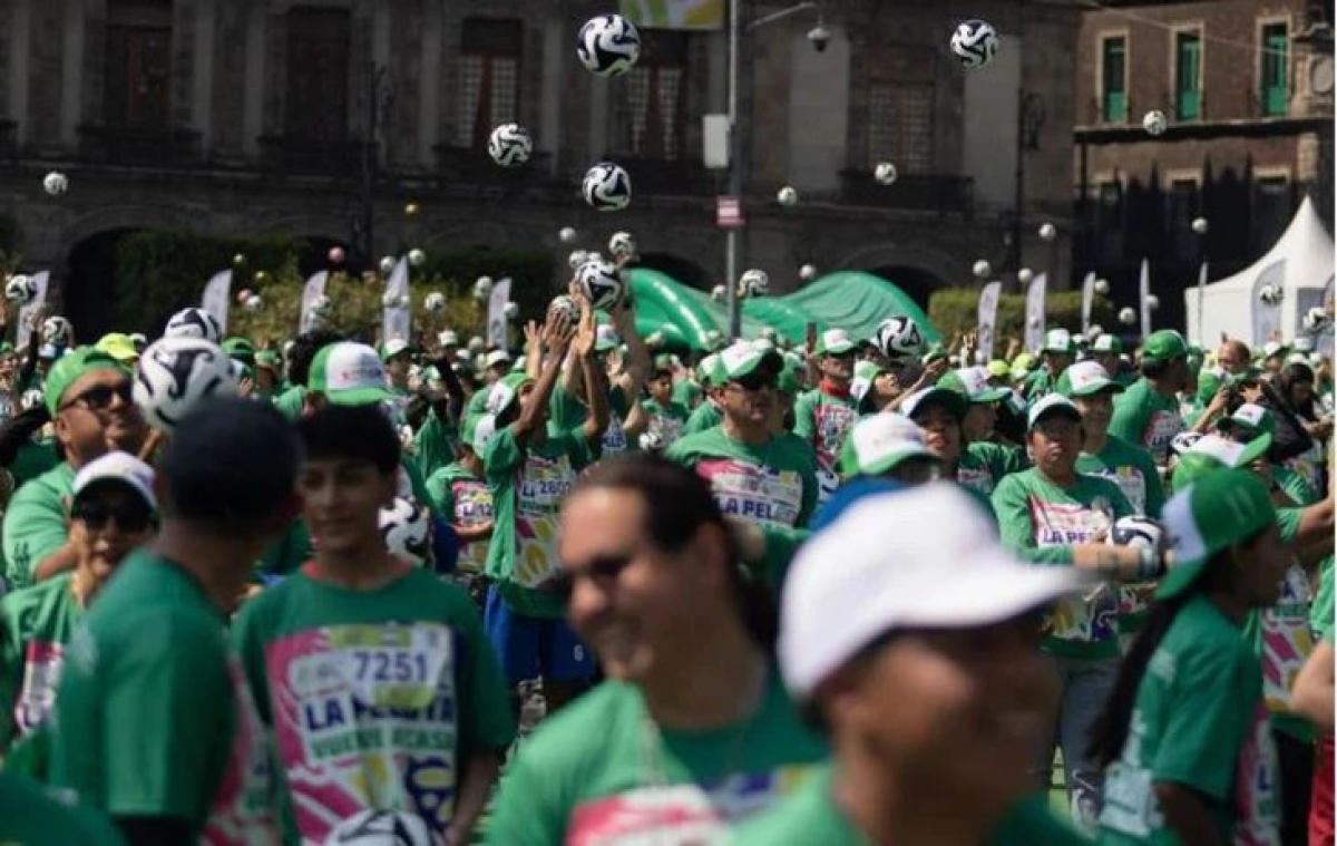 Mexico lập kỷ lục Guinness thế giới về lớp học bóng đá lớn nhất lịch sử - Ảnh: Reuters