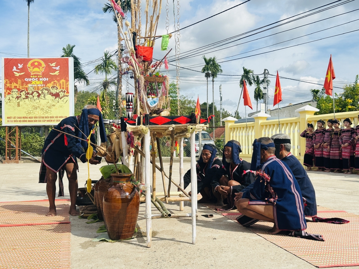 Lơh jăt broă lơh yàng tàm Lơh yàng duh khoai kàl lơh sa kòn cau Bơnhàr tàm thôn Xí Thoại, sàh Xuân Lãnh dê
